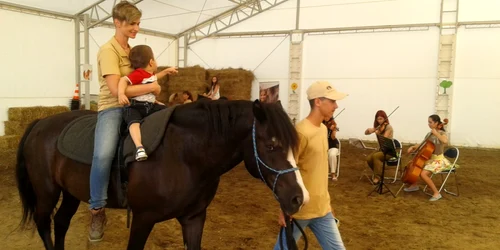 Terapie cu calul pe ritm de muzică FOTO Ştefan Both