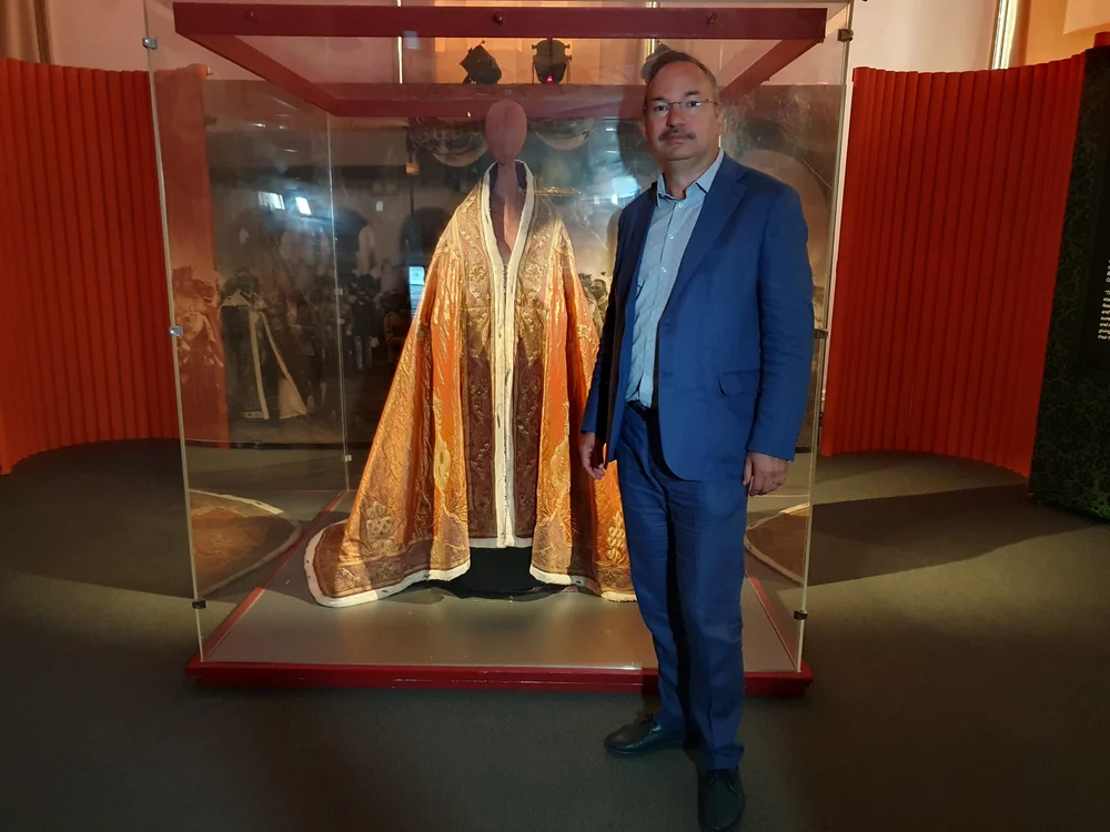Mantia reginei Maria a fost adusă la Art Safari