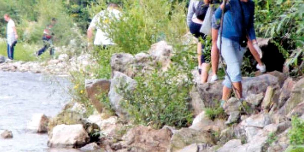 Valea Jiului, curăţată  de studenţi