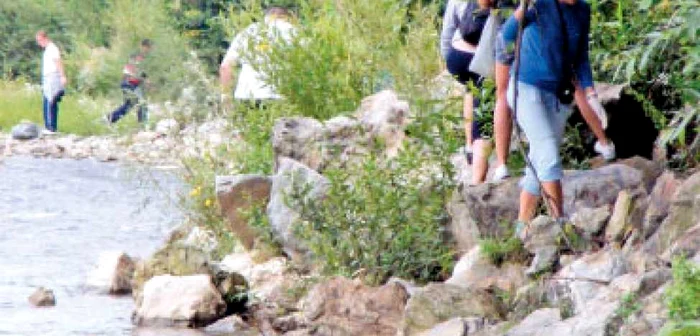 Valea Jiului, curăţată de studenţi