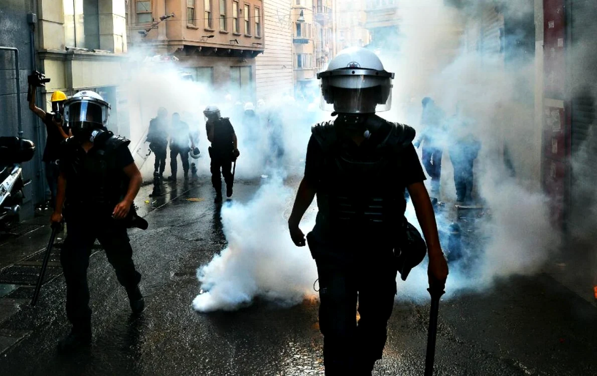 Poliţiştii folosesc iar tunuri cu apă şi gaze lacrimogene pentru a înlătura protestatarii. FOTO: Twitter