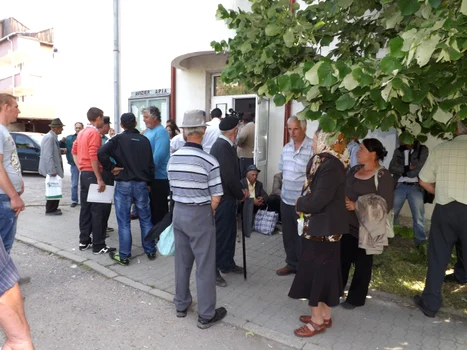 aglomeratie la APIA Mehedinti FOTO Corina Macavei 