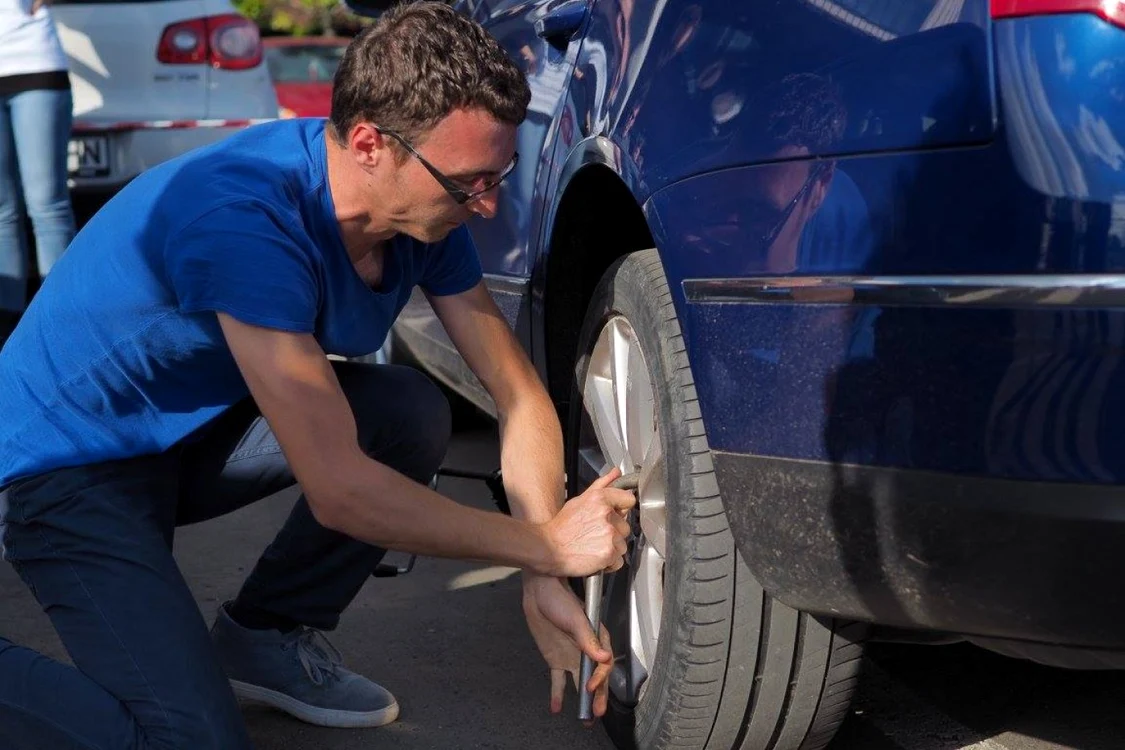 Măestrie la schimbarea roţilor de la maşină