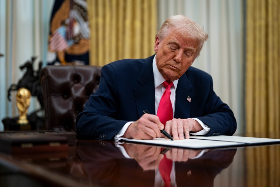 Trump contrazice știința modernă și acuză Institutul Smithsonian de „îndoctrinare ideologică”