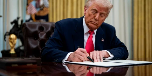 Donald Trump semneaza ordine executive biroul oval FOTO EPA EFE jpg