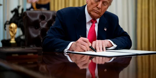 Donald Trump semneaza ordine executive biroul oval FOTO EPA EFE jpg