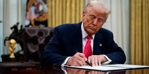 Donald Trump semneaza ordine executive biroul oval FOTO EPA EFE jpg