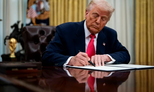 Donald Trump semneaza ordine executive biroul oval FOTO EPA EFE jpg