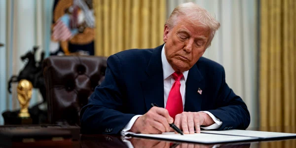 Donald Trump semneaza ordine executive biroul oval FOTO EPA EFE jpg