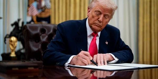 Donald Trump semneaza ordine executive biroul oval FOTO EPA EFE jpg