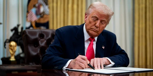 Donald Trump semneaza ordine executive biroul oval FOTO EPA EFE jpg
