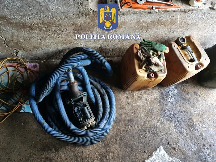 Țițeiul era extras din conducte cu unelte improvizate special FOTO: Poliția Română