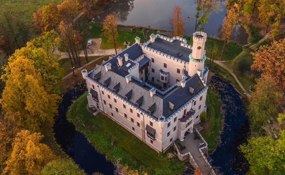 Castele europene de basm în care poți sta: De la fortărețe medievale la palate neoclasice magnifice