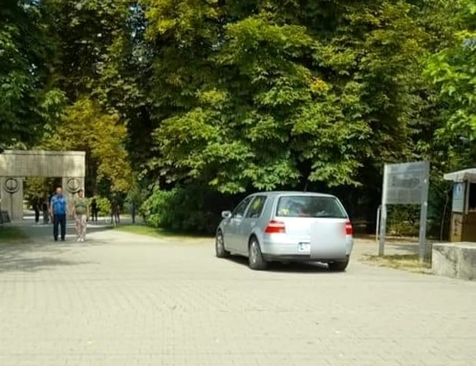 Maşina a fost parcată în apropiere de Poarta Sărutului                                                 Foto: Facebook