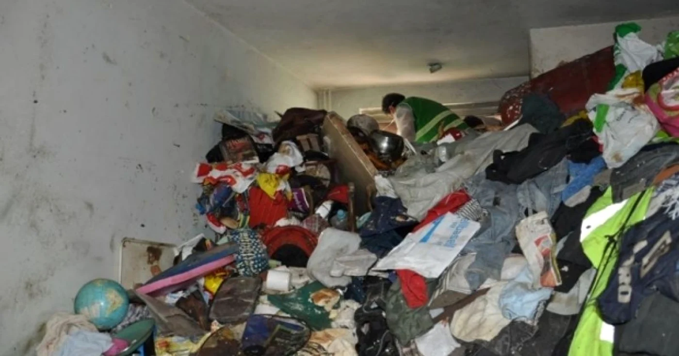Tone întregi de gunoi au fost scoase din apartamentul unui bucureştean