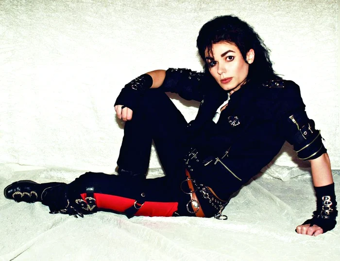 
    Doar un pic de machiaj  o “transformă”  pe Elena în Michael  