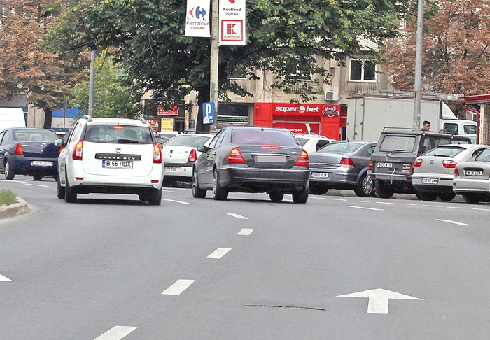 Femeia umblă acum cu un Mercedes vechi