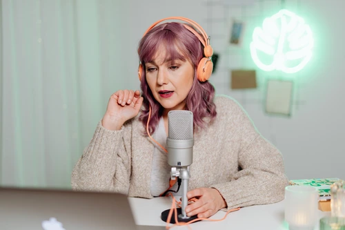 Stiați că există facultate de influencer? (sursa foto pexels)