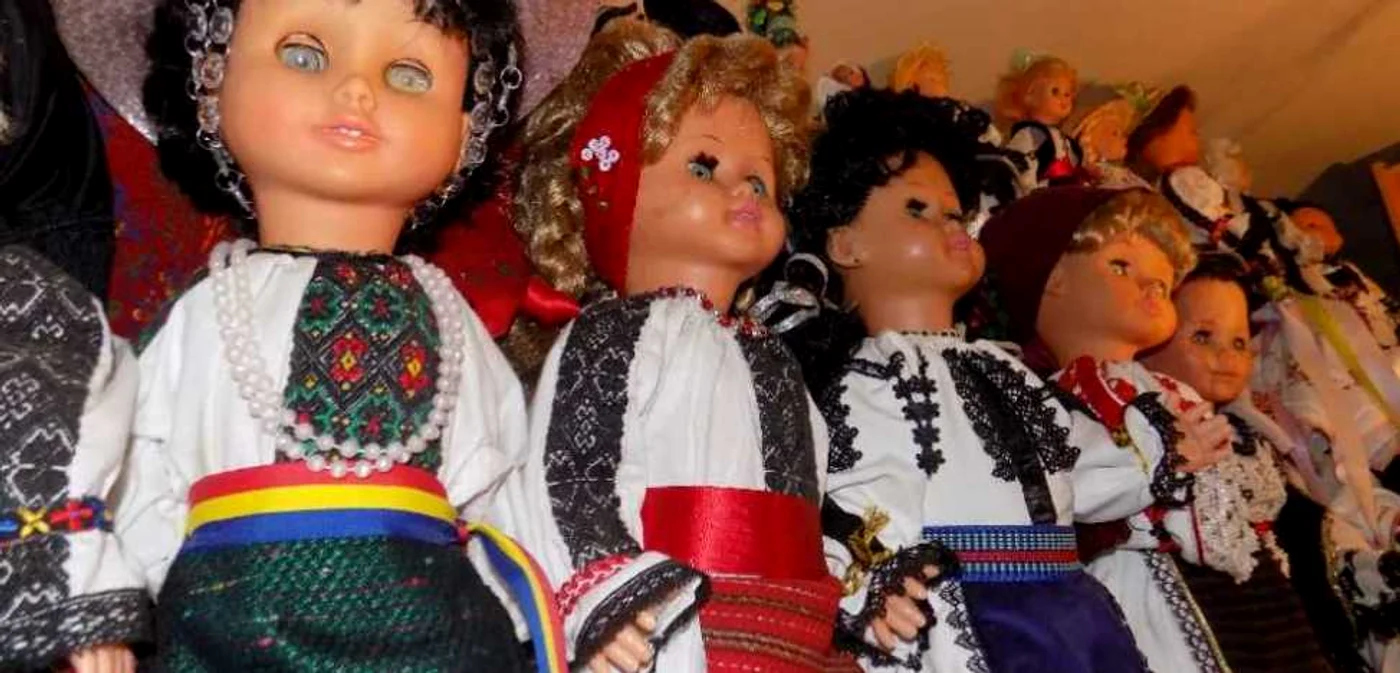 Colectia cuprinde peste 100 de papusi imbracate in port traditional - Fotografii Ramona Găină