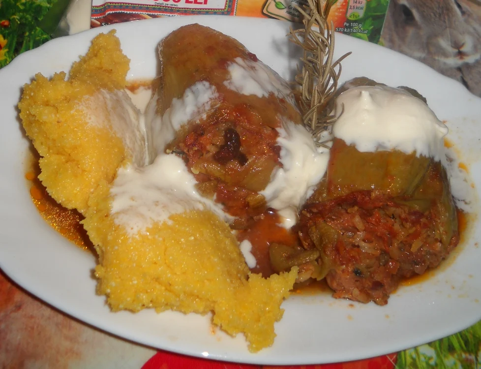 
    Ardei umpluţi cu carne şi ciuperci de pădure  