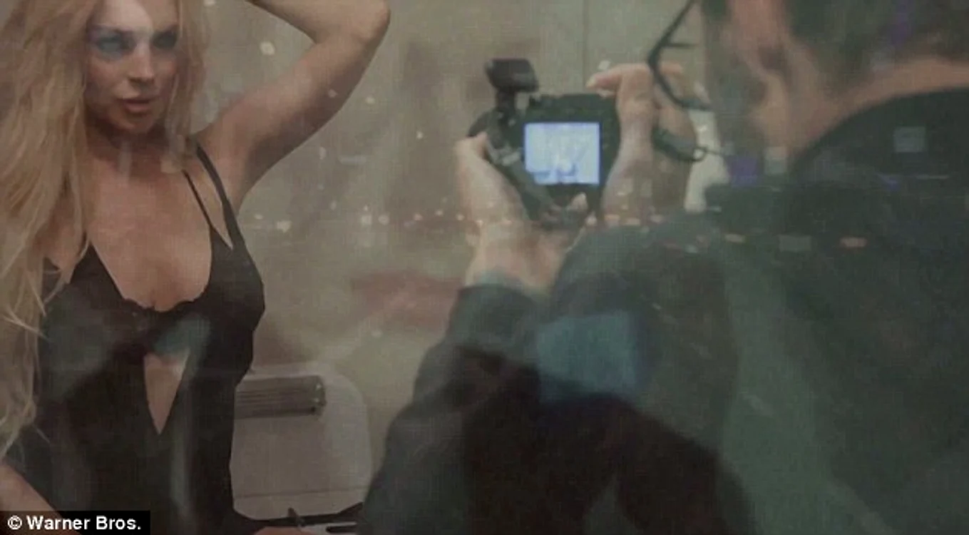 
    Lindsay Lohan joacă în noul clip al celor de la R.E.M.  