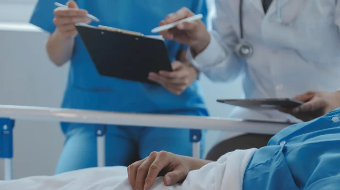 Anchetă epidemiologică la Băile Felix, după ce peste 20 de tineri sportivi s-au simțit rău la un turneu de fotbal. Acuzații grave