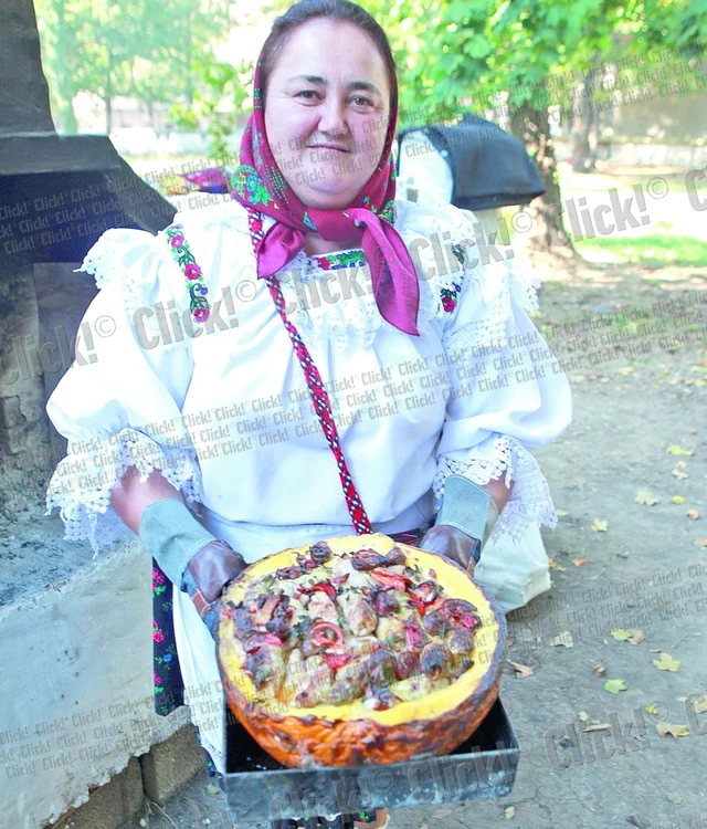 Iulia Corău a venit la Bucureşti să facă reţeta maramureşeană, pe care o ştie de la părinţi şi bunici (Fotografii:Roberto Sălceanu)