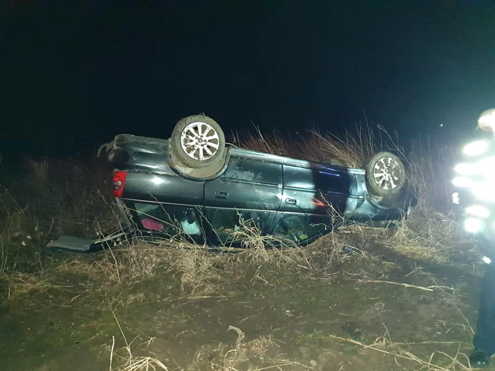Victimele erau  încarcerate  în maşină. Foto: ISU Ialomiţa 