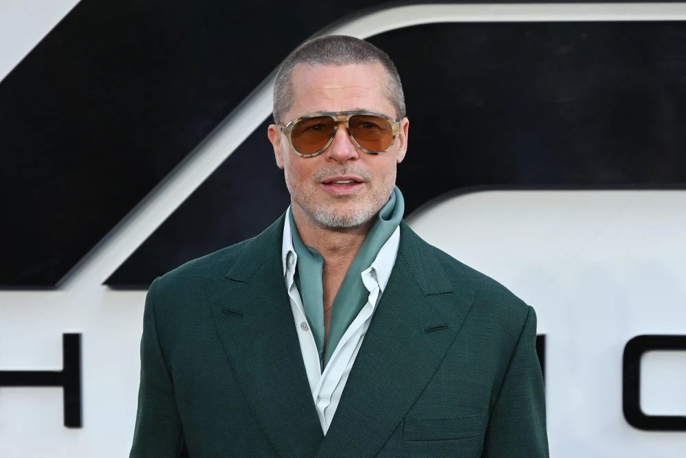 O pensionară a plătit 100.000 de euro pentru a-l întâlni pe „Brad Pitt”. După care a zburat în SUA și a realizat că a luat țeapă
