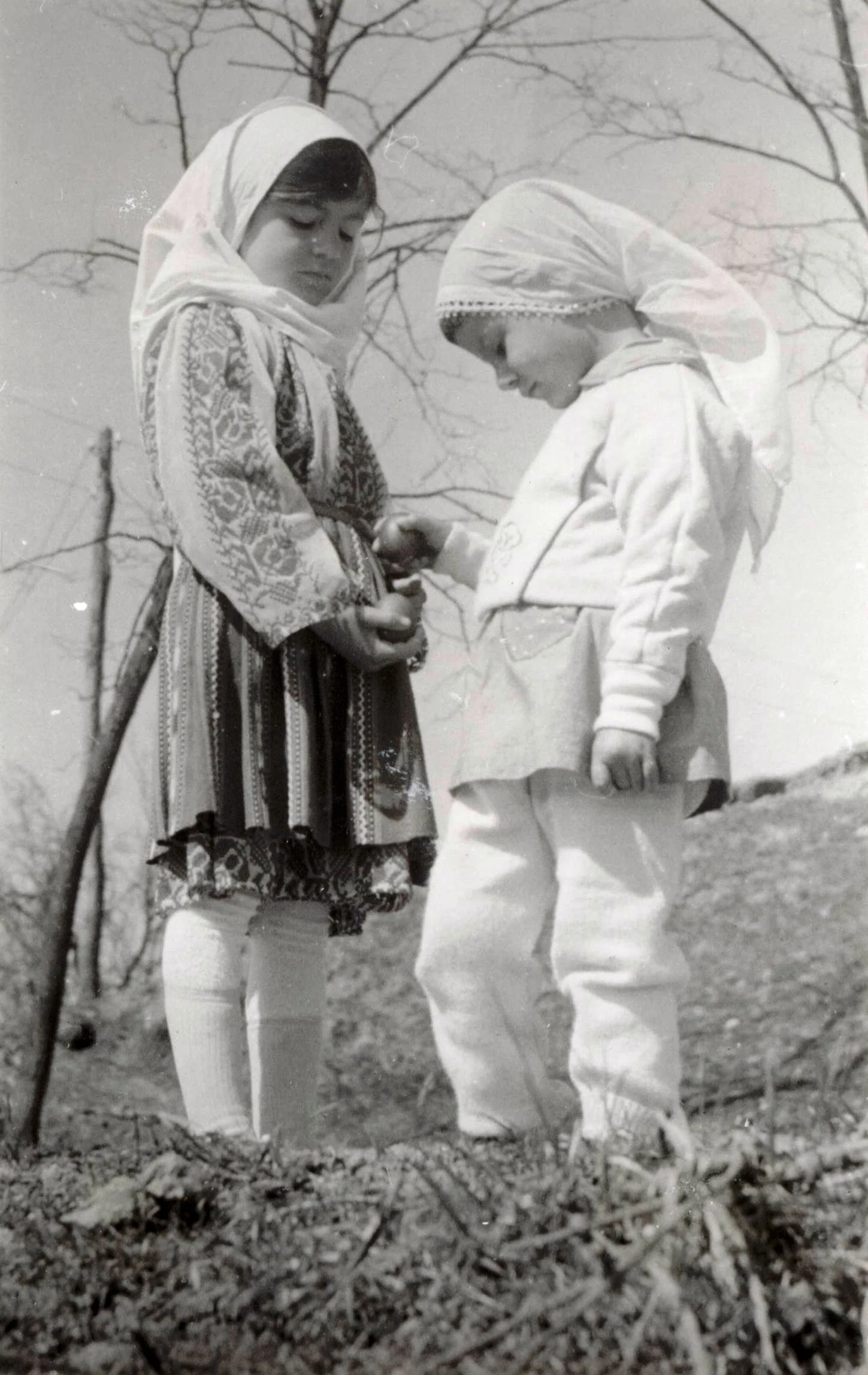 De la ouă vopsite cu plante la Lumina Sfântă în timpul comunismului. „Îmi lipsește Paștele copilăriei, acela care aducea lumină noaptea și râsete de copii pe uliță“