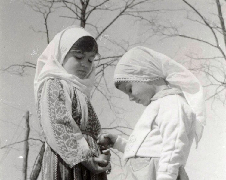 De la ouă vopsite cu plante la Lumina Sfântă în timpul comunismului. „Îmi lipsește Paștele copilăriei, acela care aducea lumină noaptea și râsete de copii pe uliță“