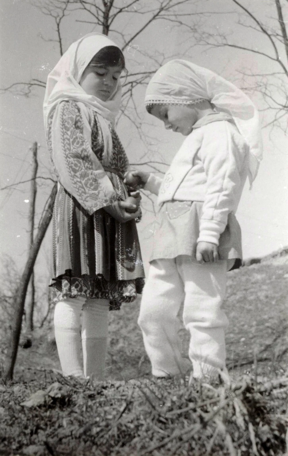 De la ouă vopsite cu plante la Lumina Sfântă în timpul comunismului. „Îmi lipsește Paștele copilăriei, acela care aducea lumină noaptea și râsete de copii pe uliță“