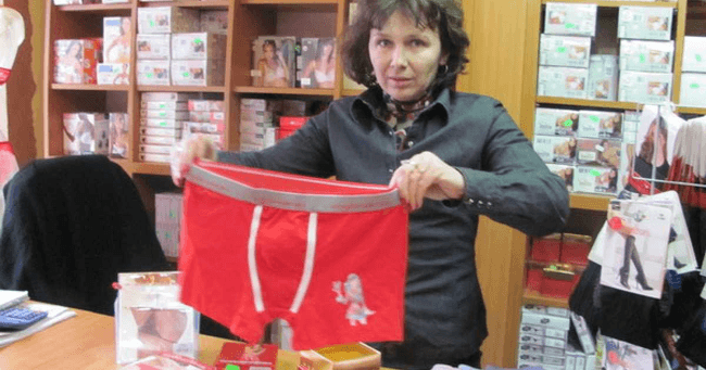 Bărbații poartă chiloți roșii de Revelion