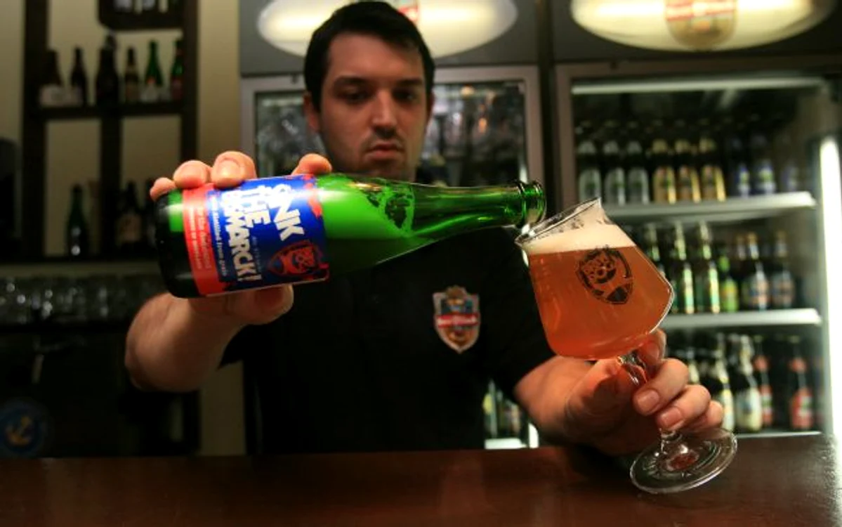 Un obicei preluat şi în multe baruri şi restaurante din România este ca berea să fie turnată în halbe sau pahare ţinute la frigider sau la congelator. Chiar dacă vizual este un mod de servire care îţi oferă aproape imediat o senzaţie de răcorire, gustul berii are de suferit. FOTO Arhiva