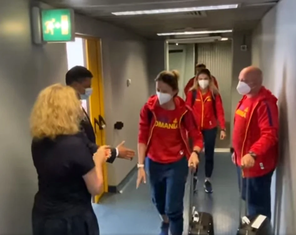 
    Ana Maria Popescu și ministrul Novak, la aeroportFoto: captură video  