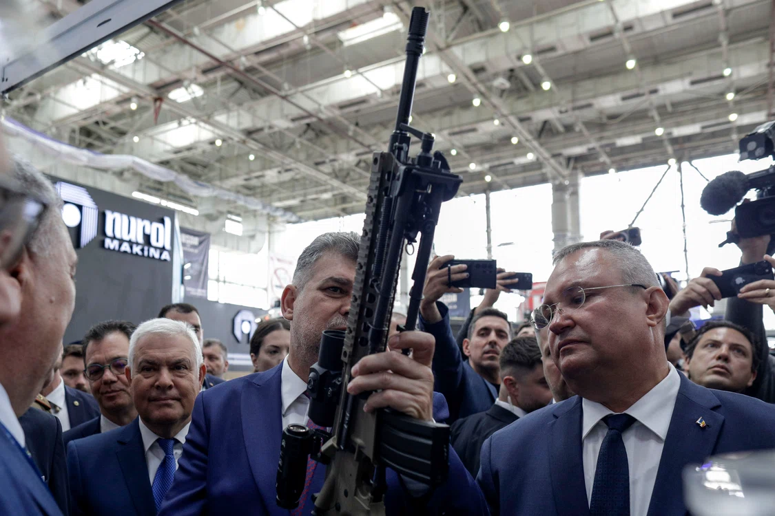 Marcel Ciolacu și Nicolae Ciuca inspectează o arma