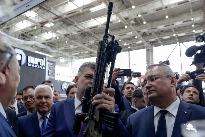Marcel Ciolacu și Nicolae Ciuca inspectează o arma