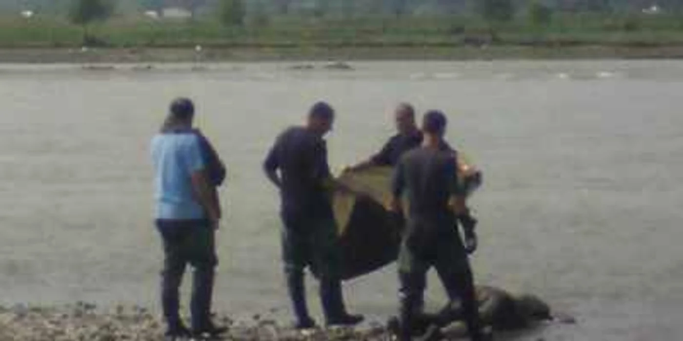 Trupurile celor doi copii au fost găsite de pompierii romaşcani (foto arhivă)