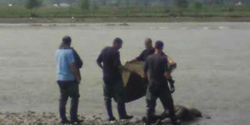 Trupurile celor doi copii au fost găsite de pompierii romaşcani (foto arhivă)