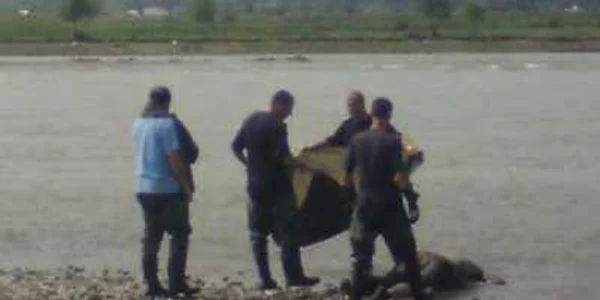 Trupurile celor doi copii au fost găsite de pompierii romaşcani (foto arhivă)