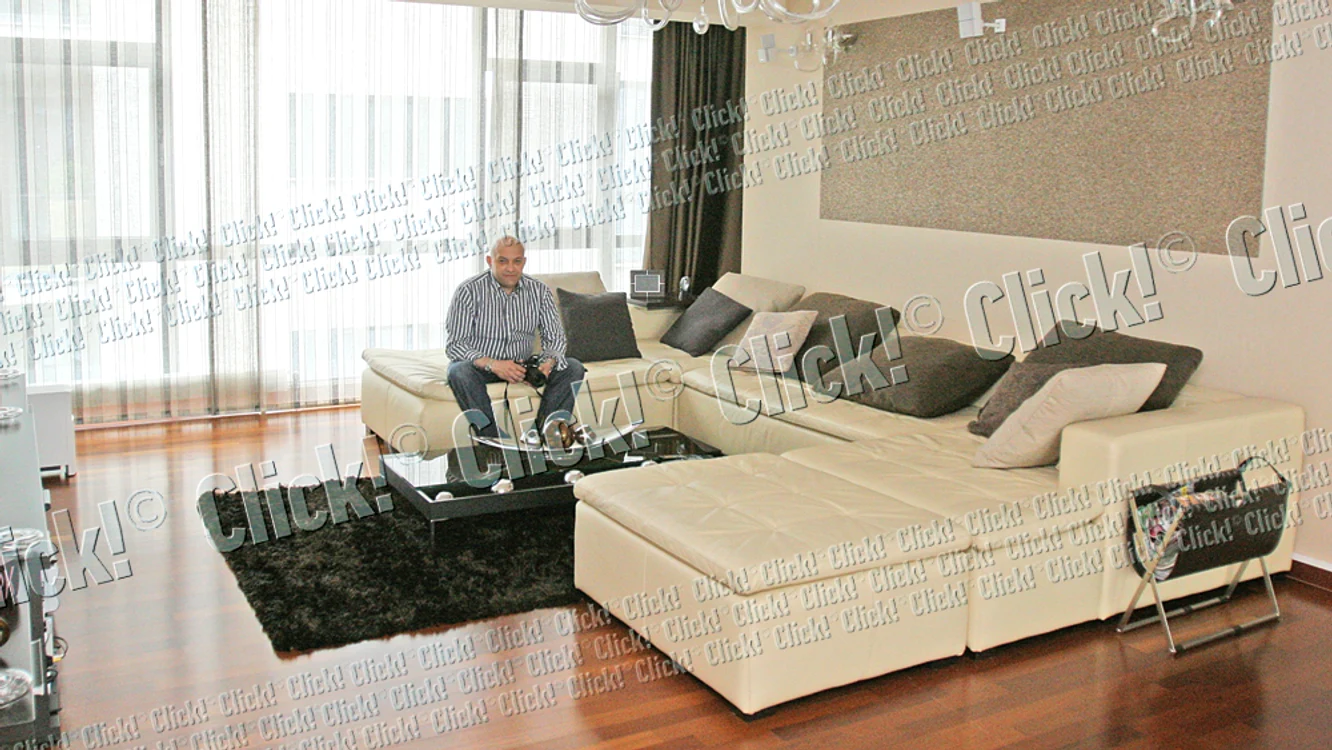 Livingul e unul spaţios, mobilat cu piese realizate pe comandă, atât în ţară cât şi în Italia