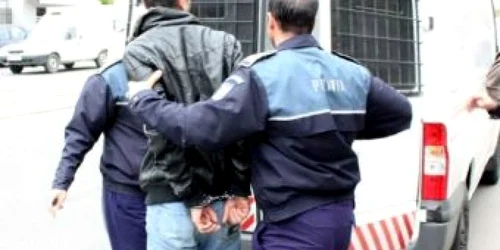 Cei doi bărbaţi au fost reţinuţi de poliţiştii secţiei 8