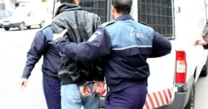 Cei doi bărbaţi au fost reţinuţi de poliţiştii secţiei 8