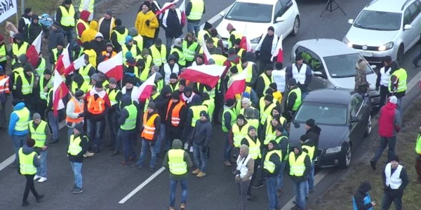 Circa 300 de fermieri polonezi imbracati in veste galbene blocheaza o autostrada in apropiere de Varsovia FOTO Twitter @tvnwarszawa