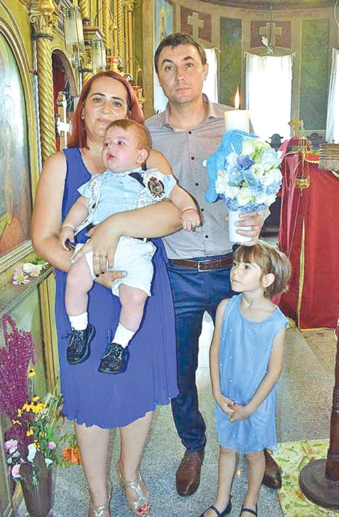Eroul, alături de familia sa