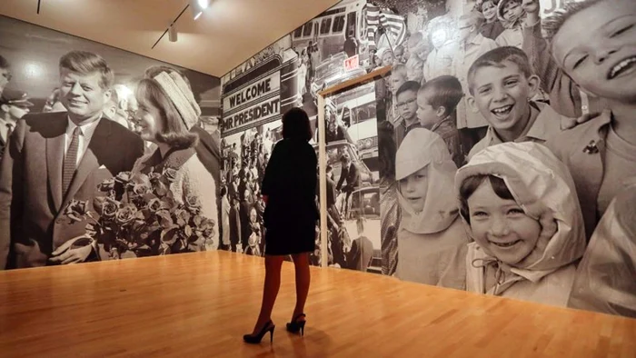 Imaginile din cadrul expoziţiei de artă de la Muzeul din Dallas arată primirea călduroasă de care se bucurau soţii Kennedy la sosirea în Dallas FOTO lefigaro.fr / AP