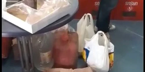 Deficiențe privind depozitarea cărnii, într-un magazin din Dâmbovița. FOTO DSV Dâmbovița