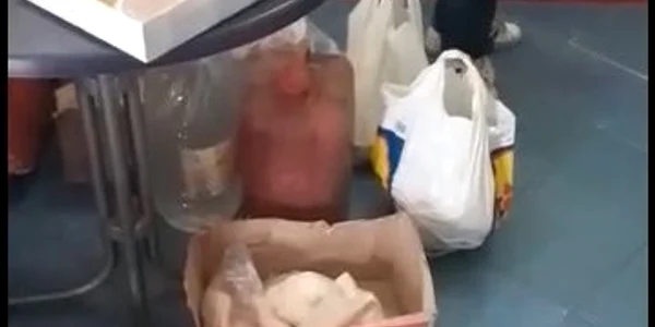 Deficiențe privind depozitarea cărnii, într-un magazin din Dâmbovița. FOTO DSV Dâmbovița