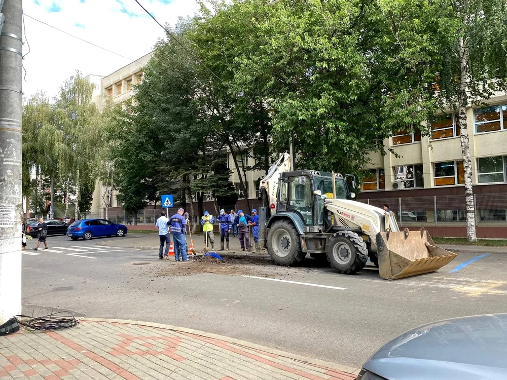 Prin Roman, avarii la rețelele de apă sunt la ordinea zilei FOTO Monitorul Neamț
