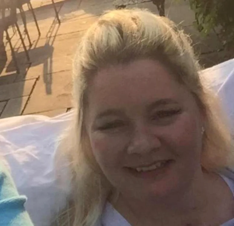 
    Claire Busby, de 46 de ani, nu îşi mai simte corpul de la brâu în jos  